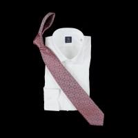 Raudonas šilkinis kaklaraištis su medalionų raštais