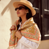Kreminė šilkinė skarelė su Paisley raštu Kreminė šilkinė skarelė su Paisley raštu