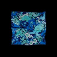 Mėlyna ryški gėlių rašto šilkinė skara