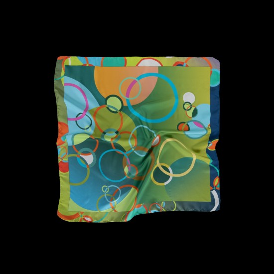 Šilkinė skarelė „Spalvų ritmas“ – žalia ir turkio, 90 × 90 cm Šilkinė skarelė „Spalvų ritmas“ – žalia ir turkio, 90 × 90 cm