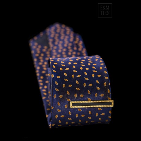 Aukso spalvos kaklaraiščio segtukas su juoda juostele