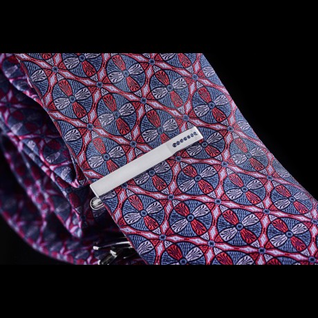 Kaklaraiščio segtukas su mėlynos spalvos kristalais